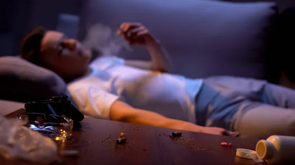 Adolescente Acostado Sofá Fumar Marihuana Conjunta Adicción Dañina Edad Incómoda —  Fotos de Stock