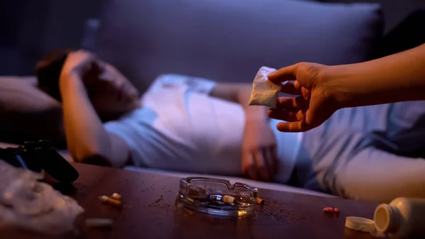 毒贩提供白色粉末给吸毒成瘾的青少年 — 图库照片