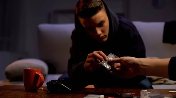 Dealer Geeft Marihuana Pakket Aan Mannelijke Tiener Drugverslaving Probleem — Stockfoto