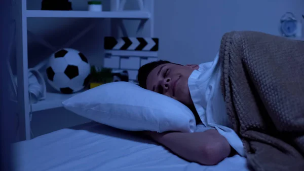 Felice Ragazzo Promettente Sdraiato Letto Sera Tempo Relax Sonno Sano — Foto Stock