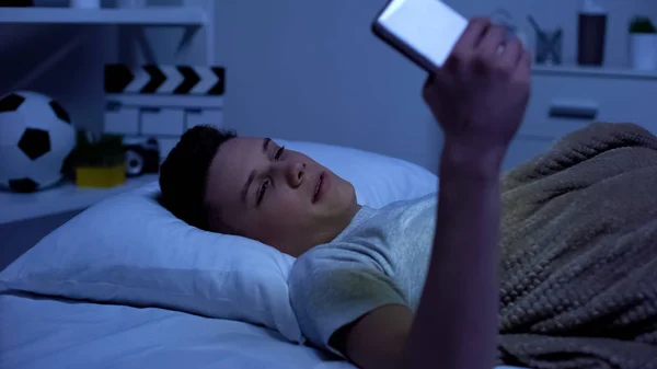青少年在晚上看智能手机的成人内容 青春期年龄 — 图库照片