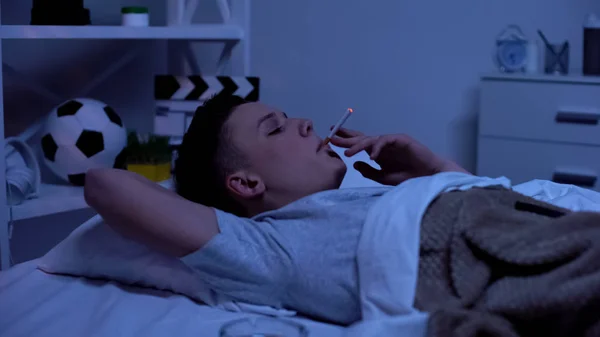 Νικοτίνη Εθισμένος Έφηβος Κάπνισμα Στο Κρεβάτι Επιβλαβή Συνήθεια Κίνδυνος Ατυχήματος — Φωτογραφία Αρχείου