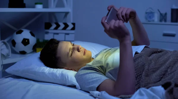 Adolescent Regarder Vidéo Sur Smartphone Relaxation Soir Addiction Gadget — Photo