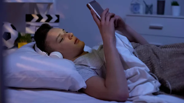 Adolescent Mignon Écouter Musique Dans Les Écouteurs Smartphone Défilant Détente — Photo