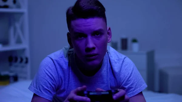 Adolescente Masculino Con Joystick Jugando Videojuegos Por Noche Adicción Los — Foto de Stock
