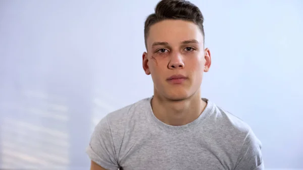 Adolescent Sex Masculin Încrezător Rană Obraz Uitându Cameră Luptă — Fotografie, imagine de stoc