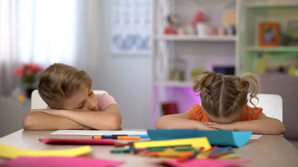 Trøtte Barn Som Sovner Sittende Ved Skrivebordet Utmattende Utdanning Etter – stockfoto