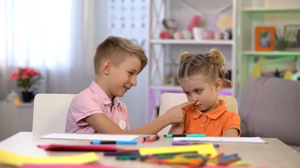 Verspielter Bruder Rührt Schwestern Die Nase Kinder Kommunizieren Entschuldigen Sich — Stockfoto