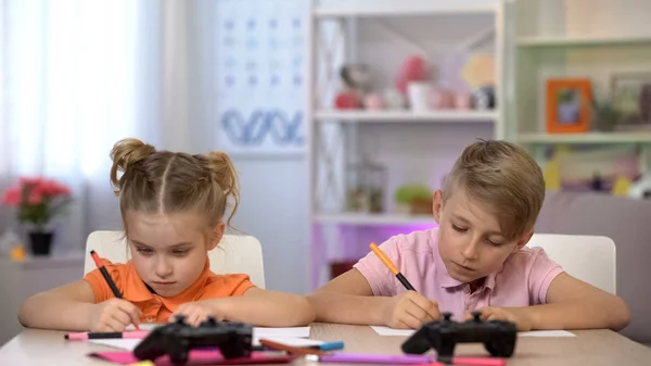 Duas Crianças Desenhando Fotos Com Canetas Feltro Consoles Deitados Mesa — Fotografia de Stock