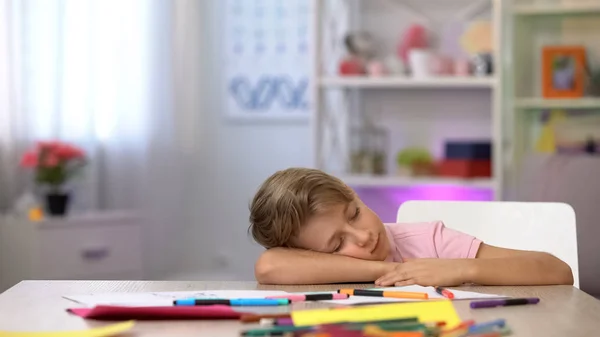 Male Preschooler Sleeping Desk Color Pencils Paper Kindergarten Table — Stock Photo, Image