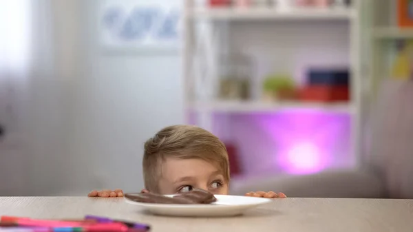 Junge Schaut Sich Unter Tisch Teller Mit Schokolade Klaut Süßigkeiten — Stockfoto