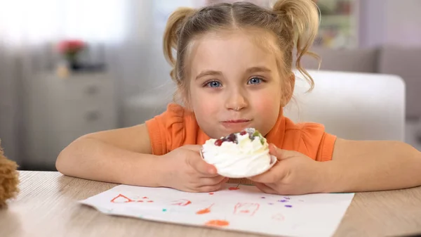 Ragazza Adorabile Mangiare Dolce Torta Alla Panna Seduta Tavola Felicità — Foto Stock