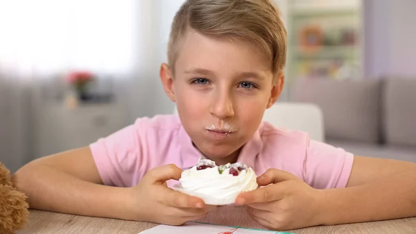 Aranyos Fiú Eszik Krém Desszert Asztal Túlevés Cukor Cukorbetegség Kockázatát — Stock Fotó