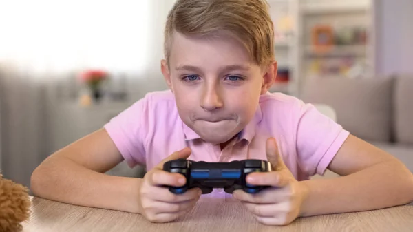Возбужденный Мальчик Играет Видеоигры Консолью Проблемы Зрением Риск — стоковое фото