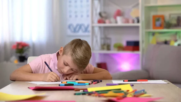 Концентрированный Рисунок Мальчика Свободное Время Уроки Искусств Хобби — стоковое фото