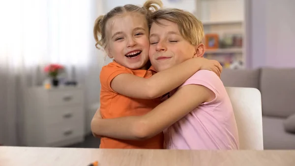 Szczęśliwy Chłopiec Dziewczyna Przytulanie Brat Siostra Bliskości Przetargu Stosunków Rodzinnych — Zdjęcie stockowe