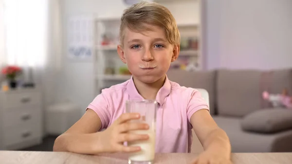 Niño Bebiendo Leche Nutrición Calcio Para Desarrollo Sano Del Cuerpo —  Fotos de Stock