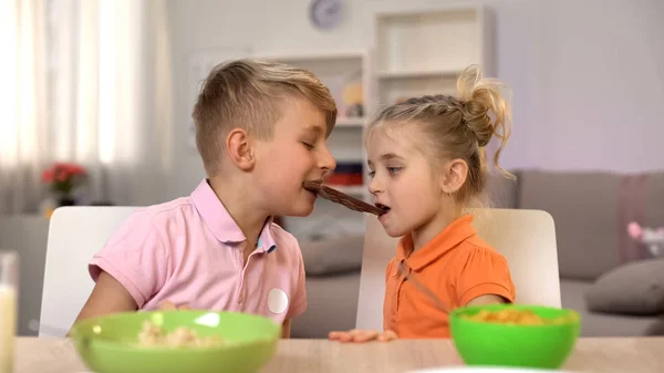 Niños Niñas Comiendo Chocolate Juntos Hermano Compartiendo Dulces Hermana —  Fotos de Stock