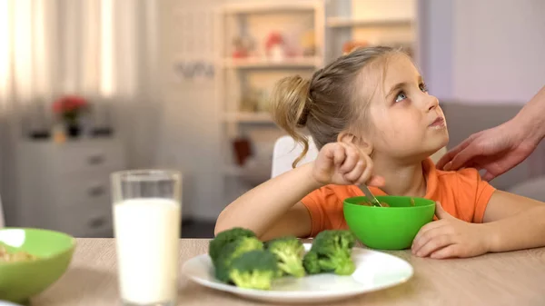 Mom Touching Girl Who Eating Healthy Breakfast Vegetarian Lifestyle Broccoli — Stock Photo, Image