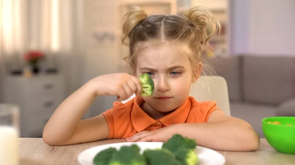 Upset Girl Looking Broccoli Disgust Full Vitamins Tasteless Food — Stock Photo, Image