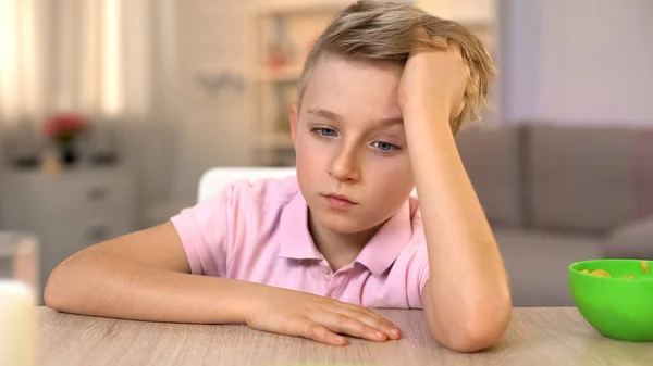 Pensive Chłopiec Siedzi Przy Stole Myśląc Problemach Szkole Nękanie — Zdjęcie stockowe