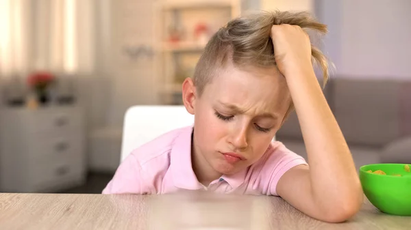 Triest Jongen Zittend Keuken Tafel Weigeren Eten Gezond Maar Smakeloos — Stockfoto