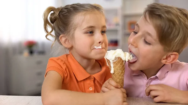 Очаровательный Мальчик Девочка Вместе Едят Мороженое Сидят Домашним Столом Едят — стоковое фото