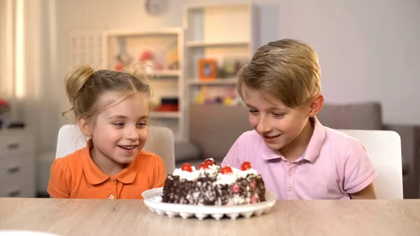 Uśmiechnięte Dzieci Patrząc Ciasto Czekoladowe Stół Dzieciństwo Szczęście Prezent — Zdjęcie stockowe