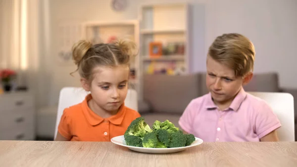 Two Children Looking Broccoli Unappetizing Meal Tasteless Healthy Food — Stock Photo, Image