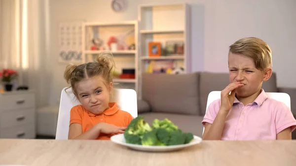 Дети Отвращением Смотрят Брокколи Неаппетитную Еду Безвкусную Здоровую Пищу — стоковое фото