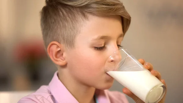 Menino Masculino Bebendo Leite Bebida Closeup Nutrição Matinal Cuidados Saúde — Fotografia de Stock