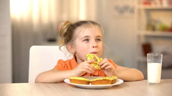 Criança Feminina Comendo Saboroso Donut Vidro Leite Mesa Lanche Doce — Fotografia de Stock