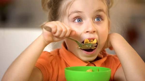 Menina Bonito Comer Cereal Closeup Pequeno Almoço Apetitoso Refeição Flocos — Fotografia de Stock