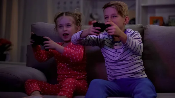 Feliz Hermano Hermana Jugando Videojuego Noche Sofá Sentado Adicción — Foto de Stock