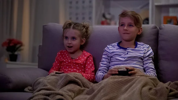 Fratelli Coperti Plaid Godendo Videogiochi Giocare Notte Utilizzando Console — Foto Stock