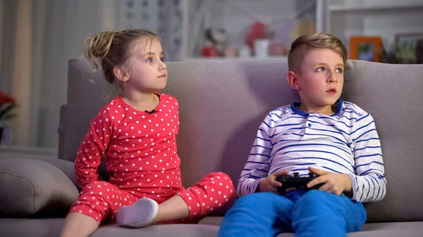 Föräldrarna Fånga Barnen Spelar Spel Natten Disciplin Kontroll Beteende — Stockfoto
