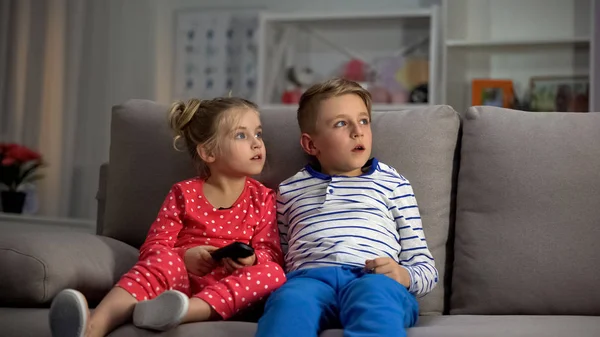 Crianças Pequenas Assistindo Televisão Noite Pego Pelos Pais Entretenimento — Fotografia de Stock