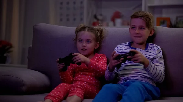 Fratelli Allegri Che Giocano Videogioco Usando Console Notte Invece Dormire — Foto Stock