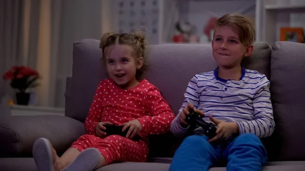 Fratello Allegro Sorella Giocare Videogioco Utilizzando Console Notte Tempo Libero — Foto Stock