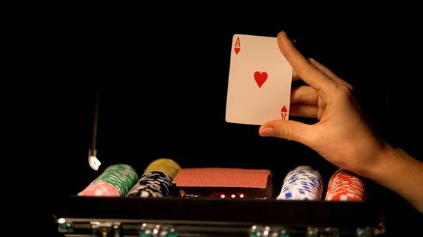 Mão Mostrando Cartão Ace Apostas Poker Vício Jogo Mala Com — Fotografia de Stock