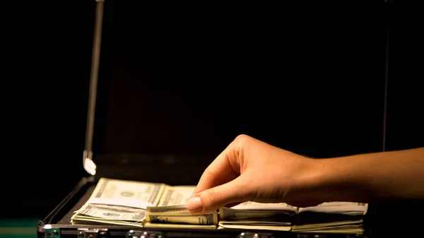 Mão Verificando Dinheiro Mala Conceito Corrupção Encobrimento Negócios Ilegais — Fotografia de Stock