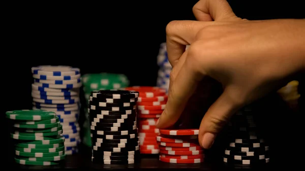 Mano Elegir Chip Rojo Entre Pilas Fichas Probabilidades Juego Casino — Foto de Stock