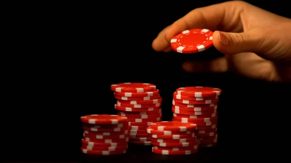 Mão Colocando Fichas Vermelhas Isoladas Preto Vício Jogos Azar Negócios — Fotografia de Stock
