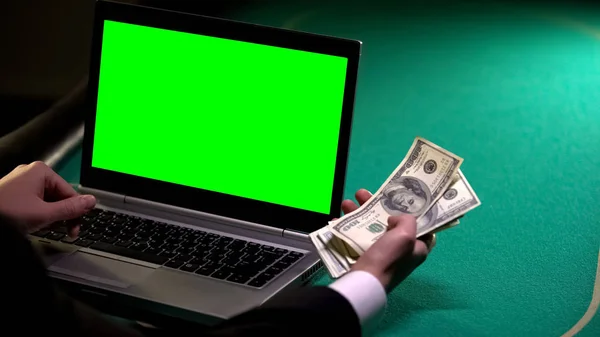 Mann Pokert Online Mit Laptop Hält Dollarscheine Der Hand Spielt — Stockfoto