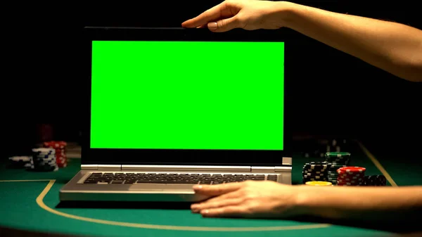 Frauenhände Halten Laptop Pokerchips Herum Online Casino Werbung — Stockfoto