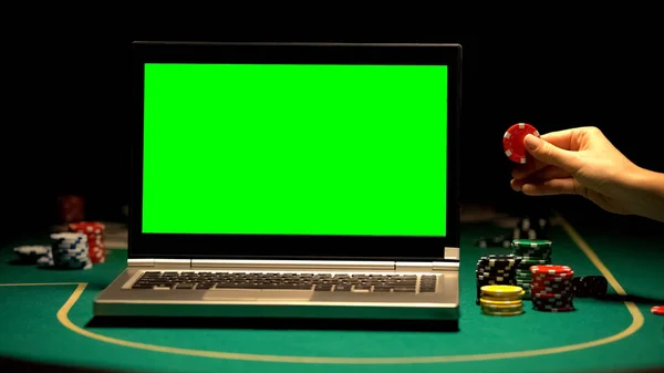 Weibliche Hand Hält Pokerchip Laptop Steht Auf Grünem Tisch Online — Stockfoto