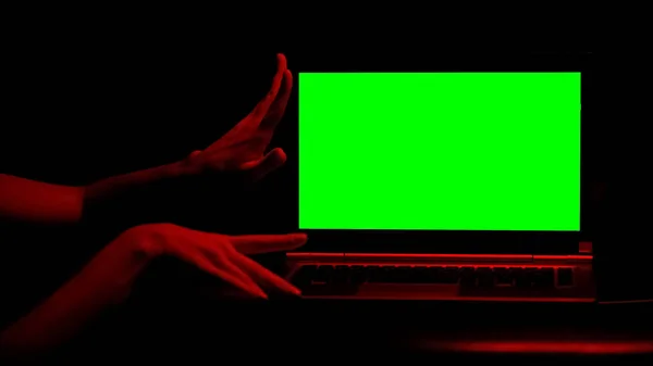 Mulher Segurando Laptop Iluminação Vermelha Conceito Sites Adultos Serviços Acompanhantes — Fotografia de Stock