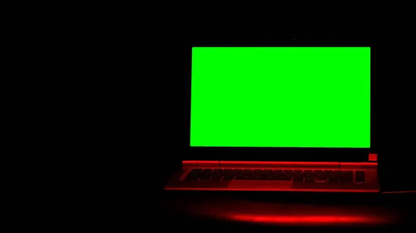 Laptop Com Tela Verde Iluminação Vermelha Filmes Ilegais Para Adultos — Fotografia de Stock