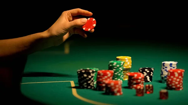 Hand Choosing Chip Poker Table Gambler Worrying Afraid Lose All — Stock Photo, Image