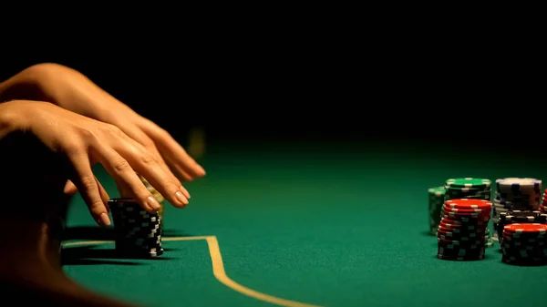 Vrouwelijke Handen Nemen Casino Chips Strategie Wedden All Bluffing Close — Stockfoto